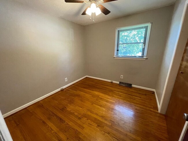 Building Photo - Beautiful 3 bedroom house with wood floors...