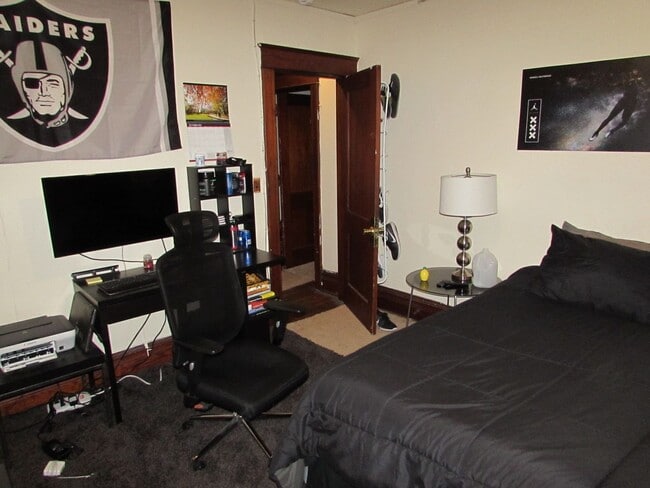 Building Photo - Spacious Madison 5-Bedroom with Yard, Park...