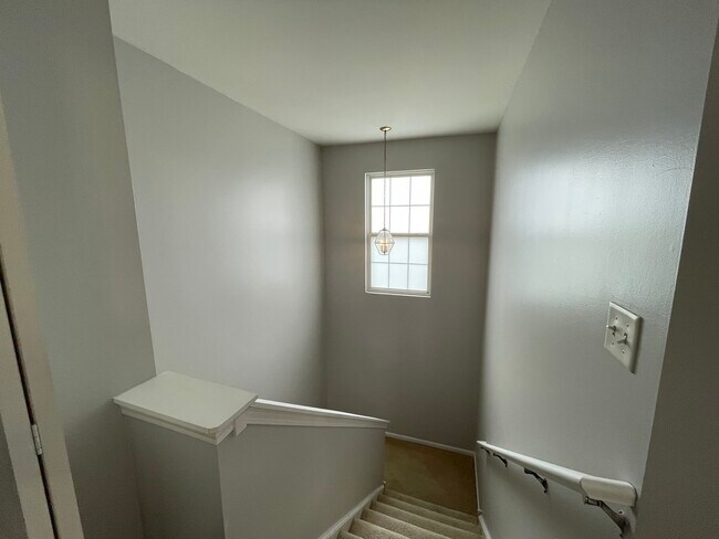 Building Photo - 1624 Fieldstone Dr N