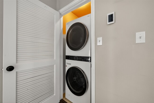 Building Photo - 1127 W 24th St