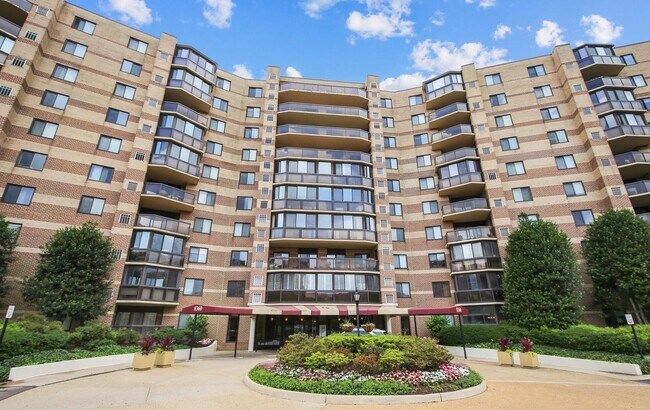 Building Photo - 8360 Greensboro Dr