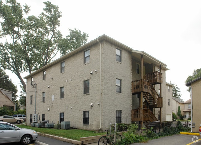 Building Photo - 88 W Norwich Ave