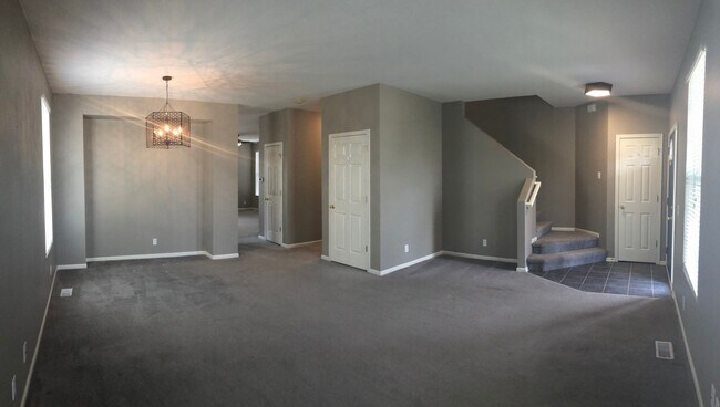 Building Photo - Large Home in Papillion For Rent!