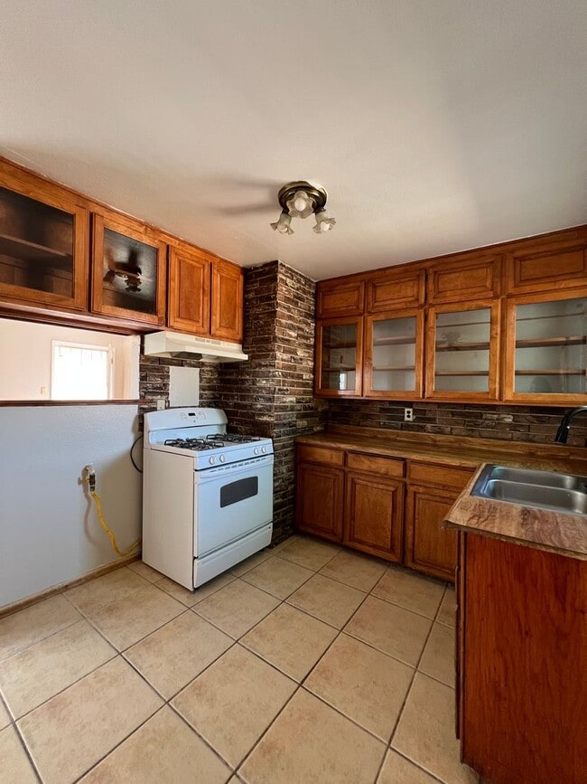 Building Photo - 3 Bedroom 2 Bathroom House Located Near Ca...