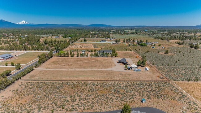Building Photo - Luxury Home for Rent – Expansive Acreage, ...