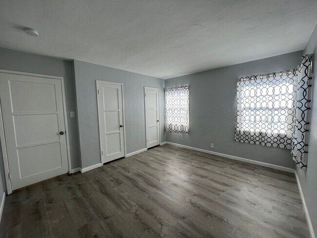 Building Photo - 501 W Maple Ave