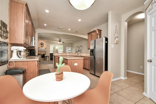 Building Photo - 2103 Breezeway Ln
