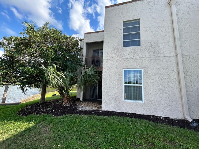 Building Photo - Available Mid April - Lovely 2/2 in in Alt...