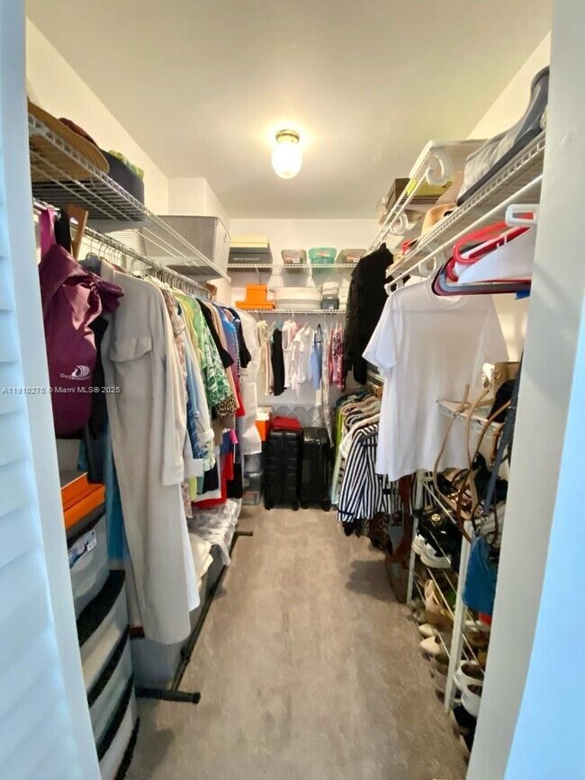 Building Photo - 800 Parkview Dr