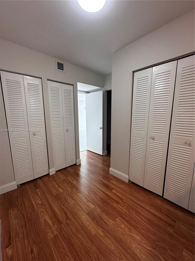 Building Photo - 3731 N Country Club Dr