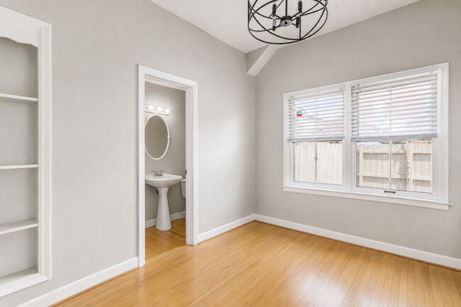 Building Photo - 506 S Lazelle St