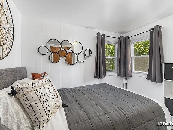 Building Photo - 146 Bowne St NE