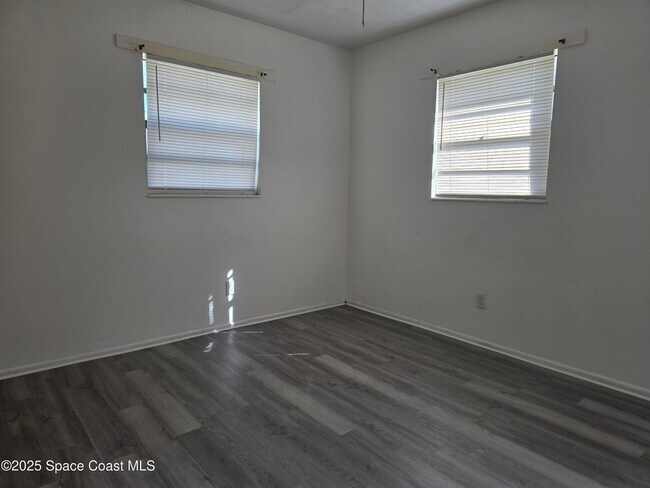 Building Photo - 747 E University Blvd