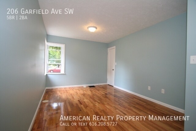 Building Photo - 206 Garfield Ave SW