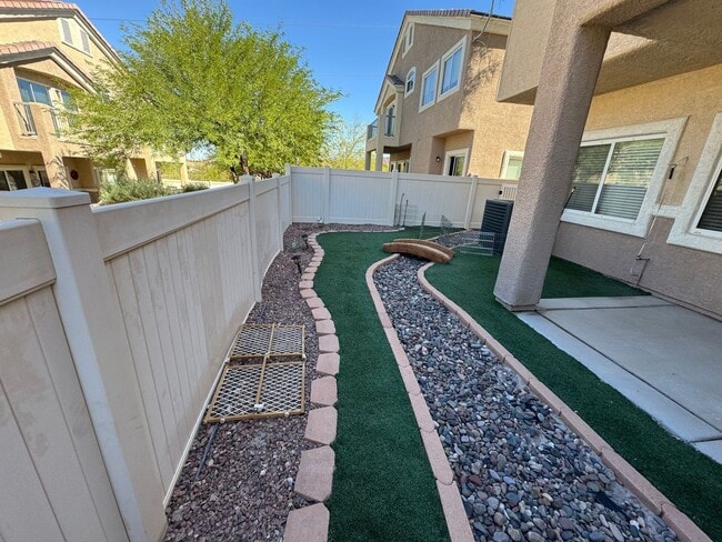 Building Photo - Beautiful 3-Bedroom Townhome in Gated Hend...