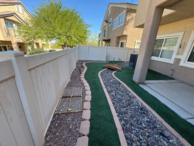 Building Photo - Beautiful 3-Bedroom Townhome in Gated Henderson Community!