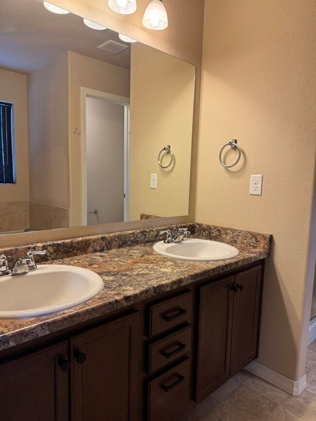 Building Photo - Everything you need! 3 bed/2.5 bath, 2-car garage