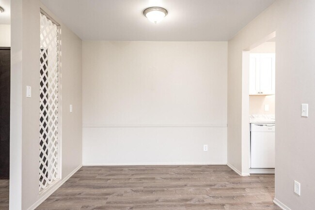 Building Photo - Everett Apartments - 101-10