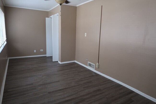 Building Photo - Very spacious condo on Lake Avenue! Lake Terrace #4 3bed/1bath $1650 per month includes assigned ...