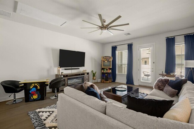 Building Photo - 2520 Bluebonnet Ln