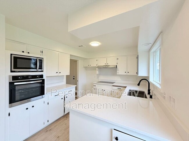 Building Photo - 12202 NE 2nd St