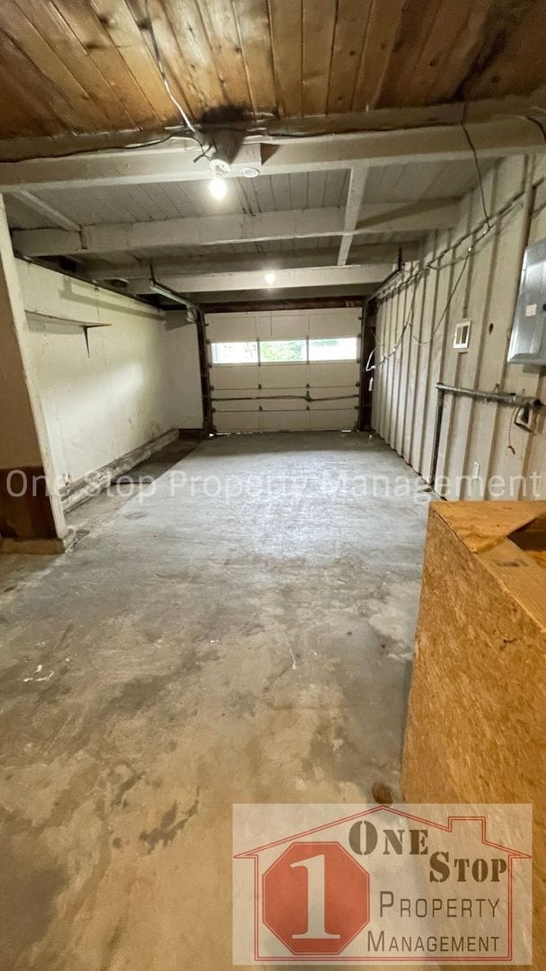 Building Photo - Split level 3 bedroom, 1.5 bathroom, and 1...