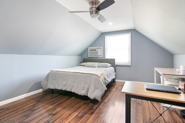 Building Photo - 237 Perry St