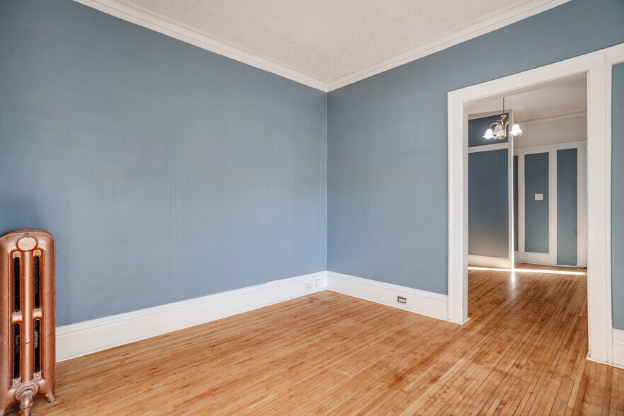 Building Photo - 1523 W Lake St