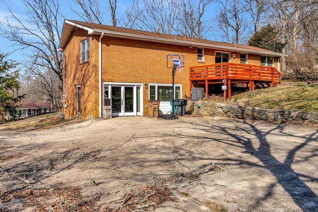 Building Photo - 6469 Fleetwood Dr