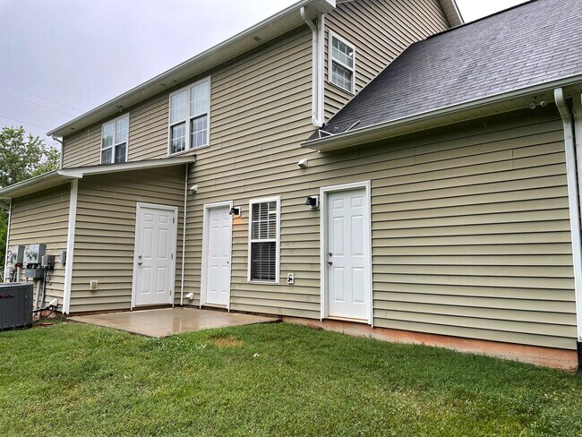Building Photo - Two Bedroom Townhouse with Bonus Room in Sherrills Ford!