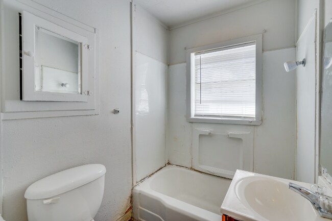 Building Photo - 901 N Howeth St