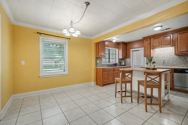 Building Photo - 130 San Fernando Dr