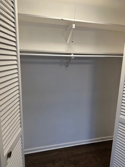 Building Photo - 2401 W Balmoral Ave