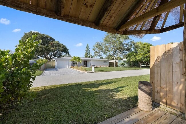 Building Photo - 415 N Shore Dr