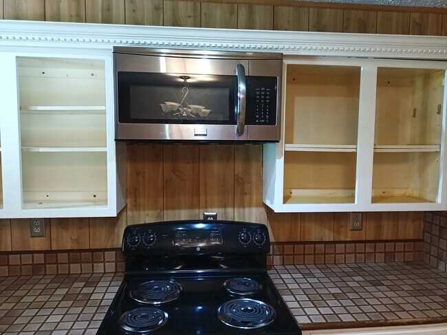 Building Photo - 471 Logan Ave