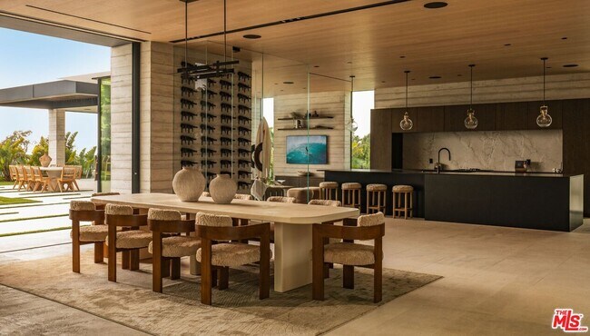 Building Photo - 6889 Dume Dr