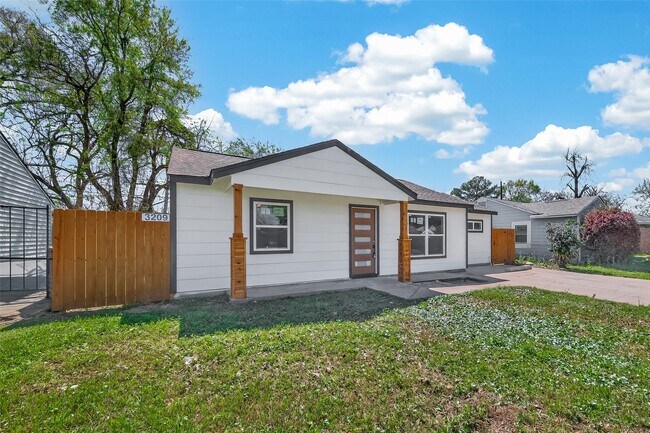 Building Photo - 3209 McCrarey Dr