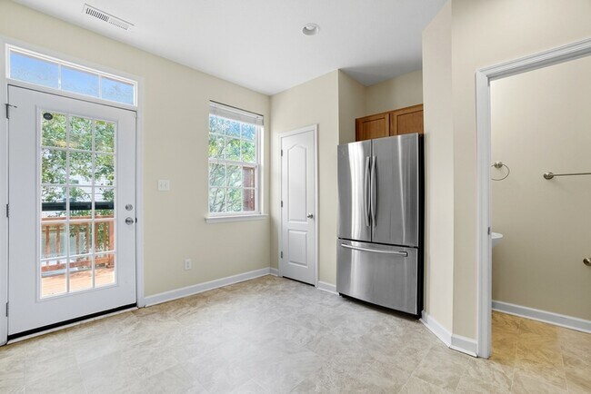 Building Photo - 230 Paradise Dr