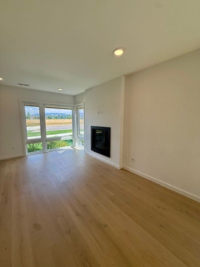 Building Photo - Single Family HOME with 3 Bedrooms 2 1/2 Bathrooms - Where Mountains meet you at upscale living!