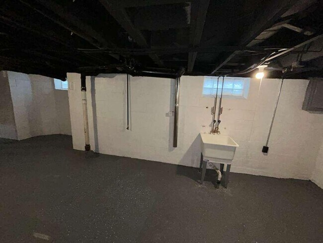 Building Photo - Freshly Renovated 3 Bedroom Bungalow