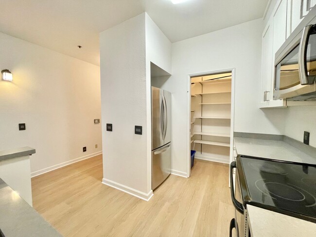 Building Photo - 2BR/2BA Urban Chic Townhome Condo! 1084SqF...