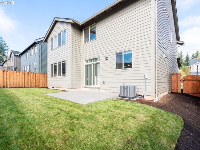 Building Photo - 4 Bedroom Home on Quiet Street w/Office on Main Level!