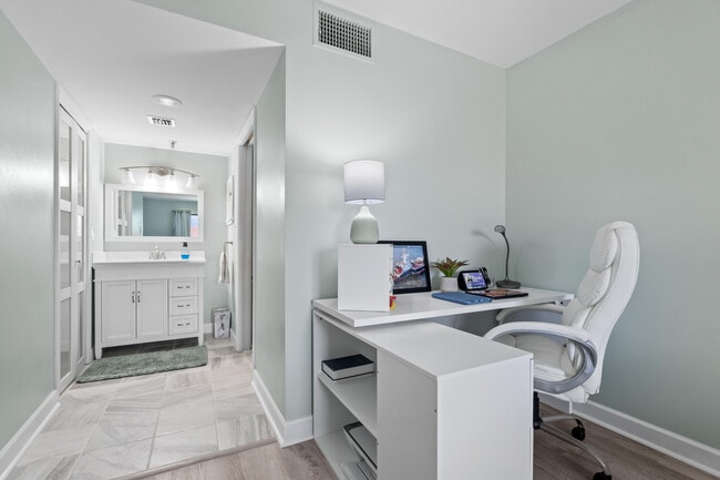 Building Photo - 801 S Ocean Dr