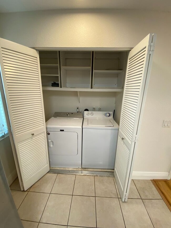 Building Photo - Quiet IB Townhome for Rent!