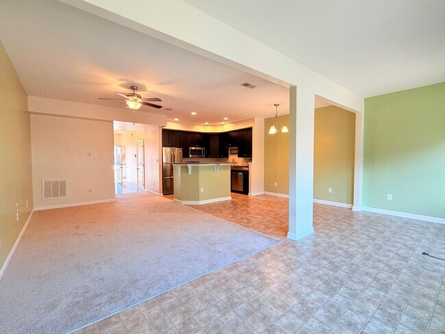 Building Photo - 3 Bedroom Townhome Riverwalk Townes