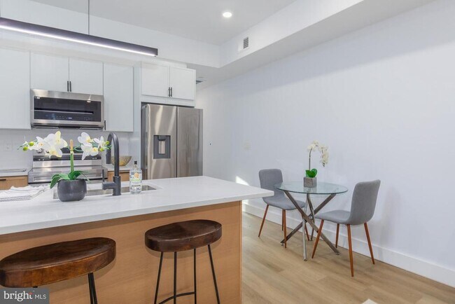 Building Photo - 1012 17th Pl NE