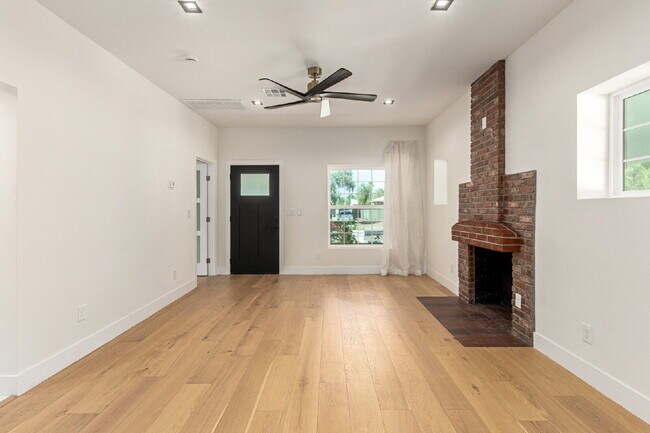 Building Photo - Gorgeous 2-Bed, 2-Bath duplex in the Garfi...