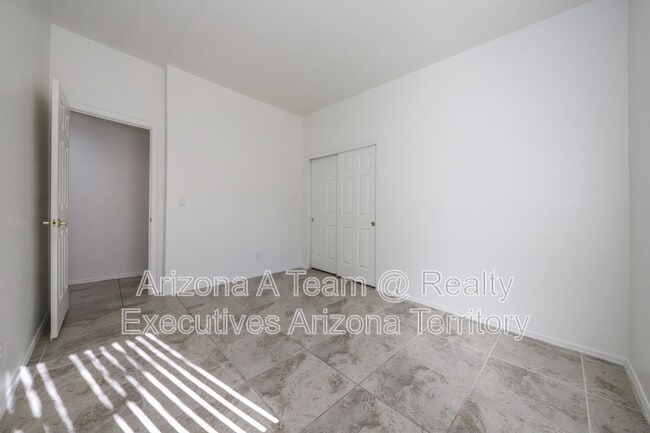 Building Photo - 352 S Vía De Los Rosales