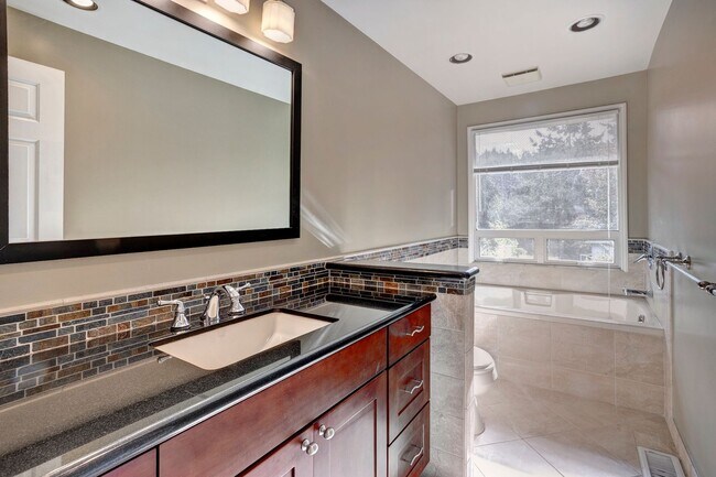 Building Photo - 5bd/2.75ba Shoreline House