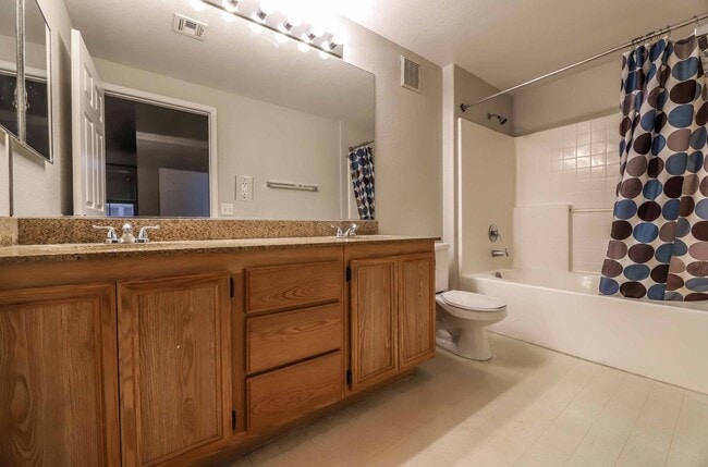 Building Photo - Spacious 2 Bedrooms Condo with 2 Full Bathrooms!